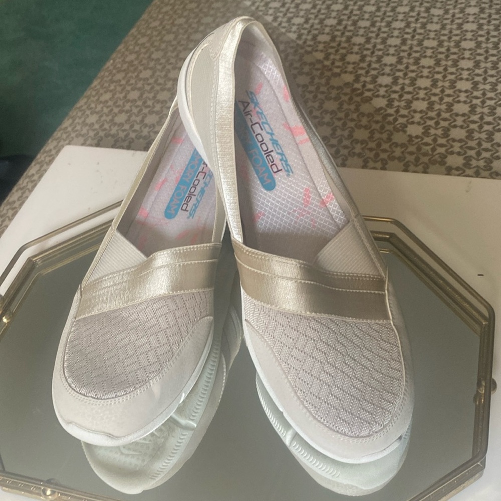 Skechers Women's Sneakers - White and Gold